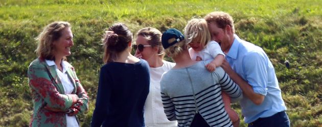 Zara Philips mit Tochter Mia Tindall und Prinz Harry beim Polo Zara Philips mit Tochter Mia Tindall und Prinz Harry beim Polo