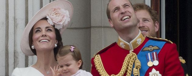 Herzogin Kate, Prinzessin Charlotte, Prinz George und Prinz William (v.l.n.r.) Herzogin Kate, Prinzessin Charlotte, Prinz George und Prinz William (v.l.n.r.)