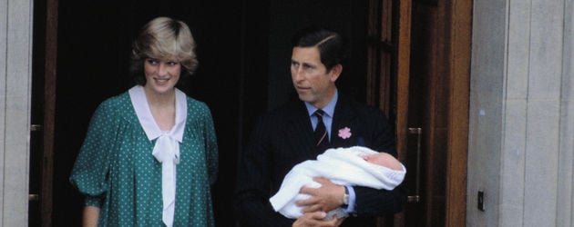 Prinzessin Diana (✝36) und Prinz Charles mit Prinz William auf dem Arm Prinzessin Diana (✝36) und Prinz Charles mit Prinz William auf dem Arm