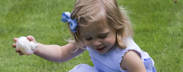 Prinzessin Leonore spielt im Garten von Schloss Solliden Prinzessin Leonore spielt im Garten von Schloss Solliden