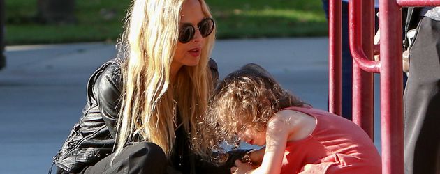 Rachel Zoe mit ihrem Sohn Kaius auf einem Spielplatz in Los Angeles Rachel Zoe mit ihrem Sohn Kaius auf einem Spielplatz in Los Angeles