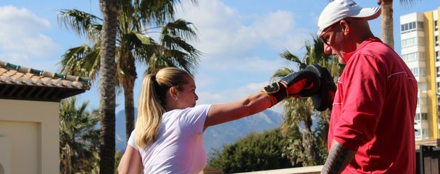 Rebecca Kratz boxt mit Personaltrainer Franco Marbella Rebecca Kratz boxt mit Personaltrainer Franco Marbella