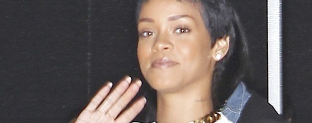 Unter der Brust Das ist Rihannas neues Tattoo! Promiflash.de