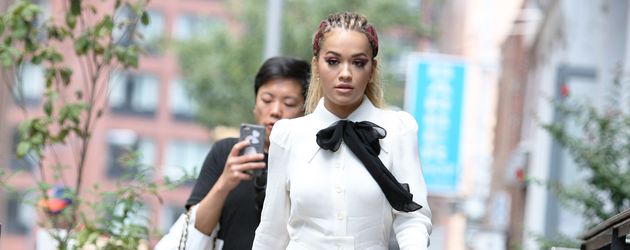 Rita Ora im Schulmädchen-Look Rita Ora im Schulmädchen-Look