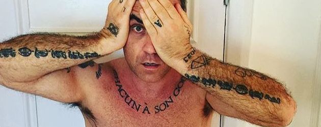 Robbie Williams in seinem heimischen Badezimmer Robbie Williams in seinem heimischen Badezimmer