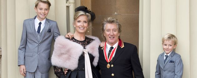 Rod Stewart mit seiner Frau Penny Lancaster und den Söhnen Alastair und Aiden Rod Stewart mit seiner Frau Penny Lancaster und den Söhnen Alastair und Aiden