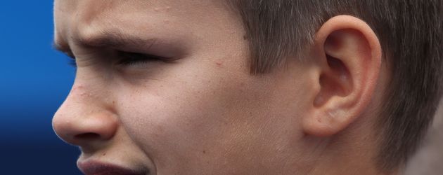 Romeo Beckham mit kurzen Haaren während der Aegon Queens Tennis Championship im Tennis-Stadion Romeo Beckham mit kurzen Haaren während der Aegon Queens Tennis Championship im Tennis-Stadion