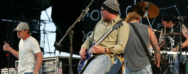Brad Arnold, Todd Harrell, Matt Roberts und Richard Liles bei Rock am Ring 2004 Brad Arnold, Todd Harrell, Matt Roberts und Richard Liles bei Rock am Ring 2004