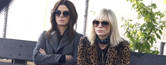 Sandra Bullock und Cate Blanchett im Oktober 2016 bei am Set von "Ocean's Eight" in New York Sandra Bullock und Cate Blanchett im Oktober 2016 bei am Set von "Ocean's Eight" in New York