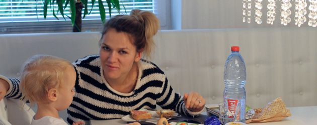 Sara Kulka mit Töchterchen Matilda in der RTL II-Doku "Models im Babyglück" Sara Kulka mit Töchterchen Matilda in der RTL II-Doku "Models im Babyglück"