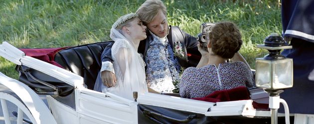 Sarah Elena Timpe und Samuel Koch nach ihrer kirchlichen Trauung in der Nähe von Efringen-Kirchen Sarah Elena Timpe und Samuel Koch nach ihrer kirchlichen Trauung in der Nähe von Efringen-Kirchen