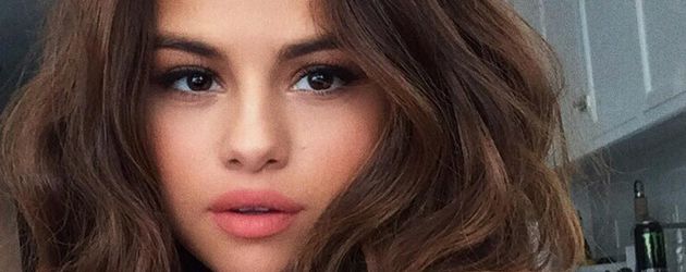 Selena Gomez beim Posieren für ein Selfie Selena Gomez beim Posieren für ein Selfie