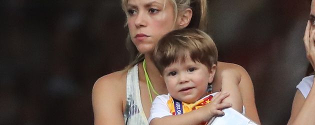 Shakira und ihre Söhne Sasha und Milan (vorne) im Pariser Stadion Shakira und ihre Söhne Sasha und Milan (vorne) im Pariser Stadion