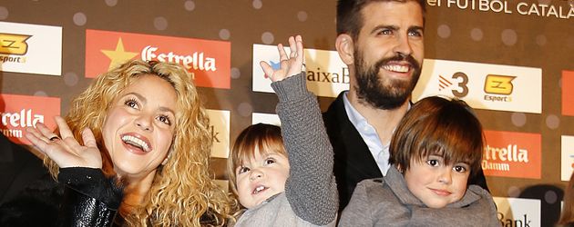 Shakira und Gerard Piqué mit ihren Kindern Sasha und Milan bei einer Fußball-Gala in Barcelona Shakira und Gerard Piqué mit ihren Kindern Sasha und Milan bei einer Fußball-Gala in Barcelona