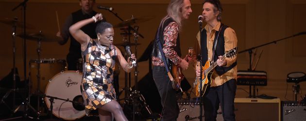 Sharon Jones und die "Patti Smith Band" 2016 in New York Sharon Jones und die "Patti Smith Band" 2016 in New York