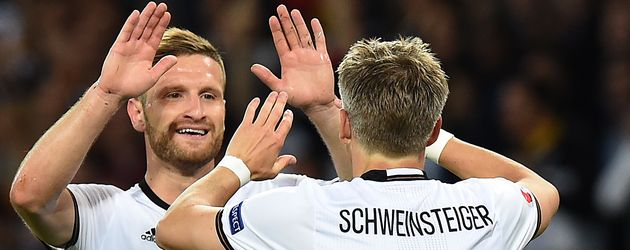 Mustafi und Schweinsteiger im 1. EM-Spiel 2016 Mustafi und Schweinsteiger im 1. EM-Spiel 2016