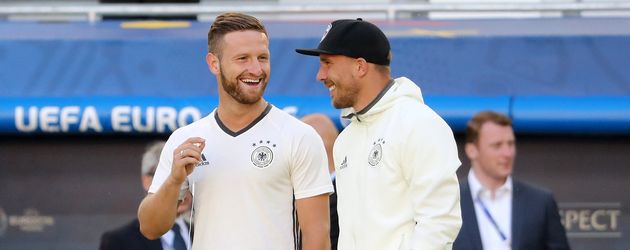 Shkodran Mustafi (l.) & Lukas Podolski vor dem Spiel Deutschland gegen Italien bei der EM 2016 Shkodran Mustafi (l.) & Lukas Podolski vor dem Spiel Deutschland gegen Italien bei der EM 2016