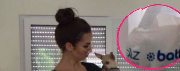 Sila Sahin mit Hündchen Ella Sila Sahin mit Hündchen Ella