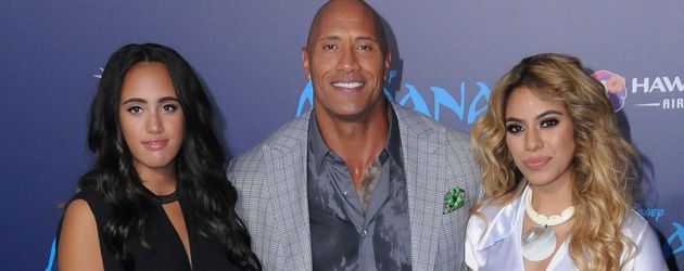 Simone Alexandra Johnson, Dwayne Johnson, Dinah Jane Hansen bei der Premiere von Moana in Los Angele Simone Alexandra Johnson, Dwayne Johnson, Dinah Jane Hansen bei der Premiere von Moana in Los Angele