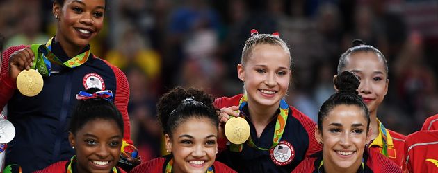 Turnerin Simone Biles mit ihrem Team bei der Goldmedaillen-Vergabe in Rio 2016 Turnerin Simone Biles mit ihrem Team bei der Goldmedaillen-Vergabe in Rio 2016