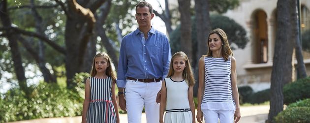 König Felipe mit Töchtern Sofía und Leonor sowie Ehefrau Königin Letizia auf Mallorca König Felipe mit Töchtern Sofía und Leonor sowie Ehefrau Königin Letizia auf Mallorca