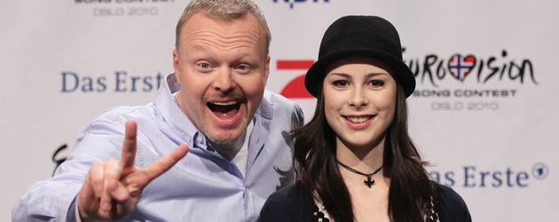 Stefan Raab und Lena Meyer-Landrut bei einer Pressekonferenz nach dem ESC-Sieg Stefan Raab und Lena Meyer-Landrut bei einer Pressekonferenz nach dem ESC-Sieg