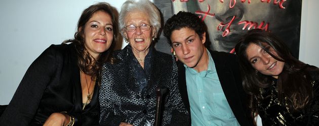 Vito Schnabel mit Schwestern Lola Schnabel und Stella Schnabel sowie Großmutter Anne de Beaurang Vito Schnabel mit Schwestern Lola Schnabel und Stella Schnabel sowie Großmutter Anne de Beaurang
