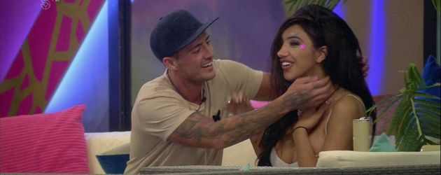 Stephen Bear und Chloe Khan in einer Szene von "Celebrity Big Brother" Stephen Bear und Chloe Khan in einer Szene von "Celebrity Big Brother"