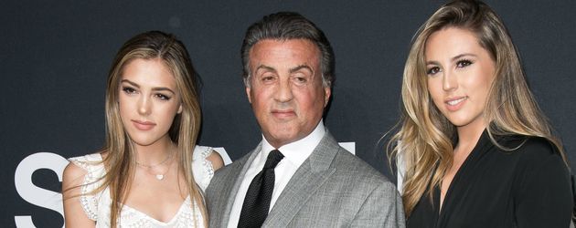 Sylvester Stallone mit seinen Töchtern Sistine (li.) und Sophia Sylvester Stallone mit seinen Töchtern Sistine (li.) und Sophia