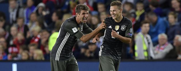 Thomas Müller und Joshua Kimmich, Torschützen beim WM-Qualifikationsspiel gegen Norwegen Thomas Müller und Joshua Kimmich, Torschützen beim WM-Qualifikationsspiel gegen Norwegen