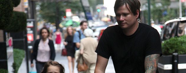 Tom DeLonge mit seiner Tochter Ava Elizabeth Tom DeLonge mit seiner Tochter Ava Elizabeth