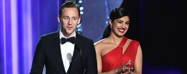Tom Hiddleston und Priyanka Chopra auf der Bühne der Emmy Awards Tom Hiddleston und Priyanka Chopra auf der Bühne der Emmy Awards
