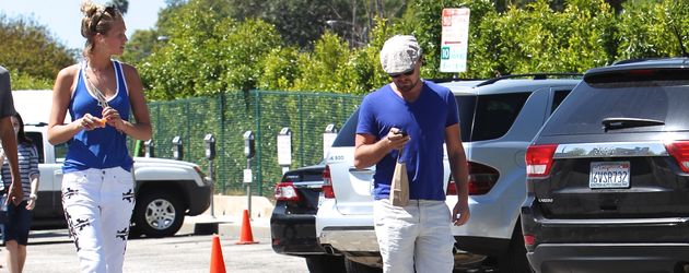 Toni Garrn und Leonardo DiCaprio gehen spazieren und halten Abstand zueinander Toni Garrn und Leonardo DiCaprio gehen spazieren und halten Abstand zueinander