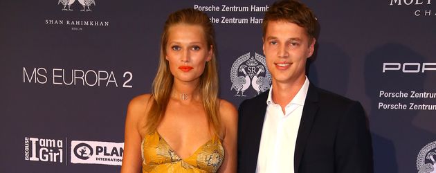 Toni Garrn mit ihrem Burder Niklas beim "Fashion2Night"-Event in Hamburg Toni Garrn mit ihrem Burder Niklas beim "Fashion2Night"-Event in Hamburg