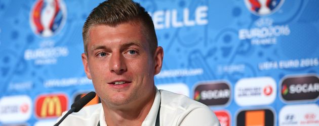 Toni Kroos bei einer Pressekonferenz während der EM 2016 Toni Kroos bei einer Pressekonferenz während der EM 2016