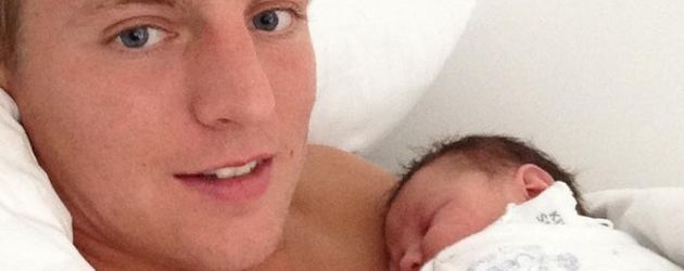 Toni Kroos nach der Geburt von Sohn Leon 2013 Toni Kroos nach der Geburt von Sohn Leon 2013