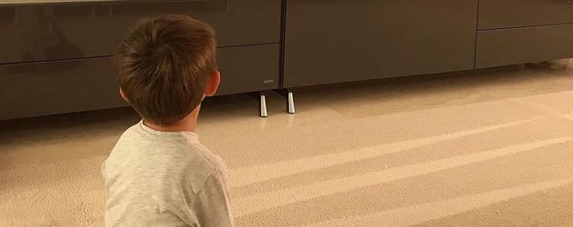 Toni Kroos' Sohn Leon vor dem Fernseher Toni Kroos' Sohn Leon vor dem Fernseher