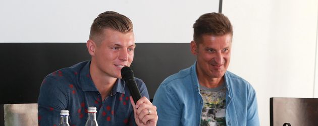 Toni Kroos und Hartmut Engler bei der Vorstellung der "Toni Kroos Stiftung" 2015 Toni Kroos und Hartmut Engler bei der Vorstellung der "Toni Kroos Stiftung" 2015