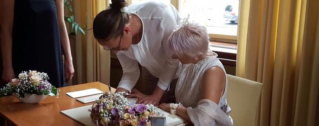 Trixie Hübschmann und ihre Ehefrau während der Hochzeit Trixie Hübschmann und ihre Ehefrau während der Hochzeit