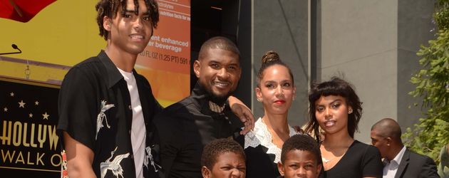 Usher mit seiner Familie auf dem Walk of Fame Usher mit seiner Familie auf dem Walk of Fame