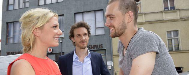 Valentina Pahde, Eric Stehfest und Thaddäus Meilinger in einer Szene von "Gute Zeiten, schlechte Zei Valentina Pahde, Eric Stehfest und Thaddäus Meilinger in einer Szene von "Gute Zeiten, schlechte Zei