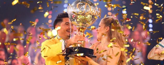 Victoria Swarovski und Erich Klann mit dem "Let's Dance"-Pokal Victoria Swarovski und Erich Klann mit dem "Let's Dance"-Pokal