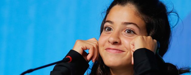 Yusra Mardini bei einer Pressekonferenz im August 2016 bei den Olympischen Spielen Yusra Mardini bei einer Pressekonferenz im August 2016 bei den Olympischen Spielen